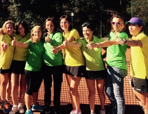 L'equip +35 femení de tennis del Club Esportiu Valldoreix, celebrant el títol. FOTO: CE Valldoreix