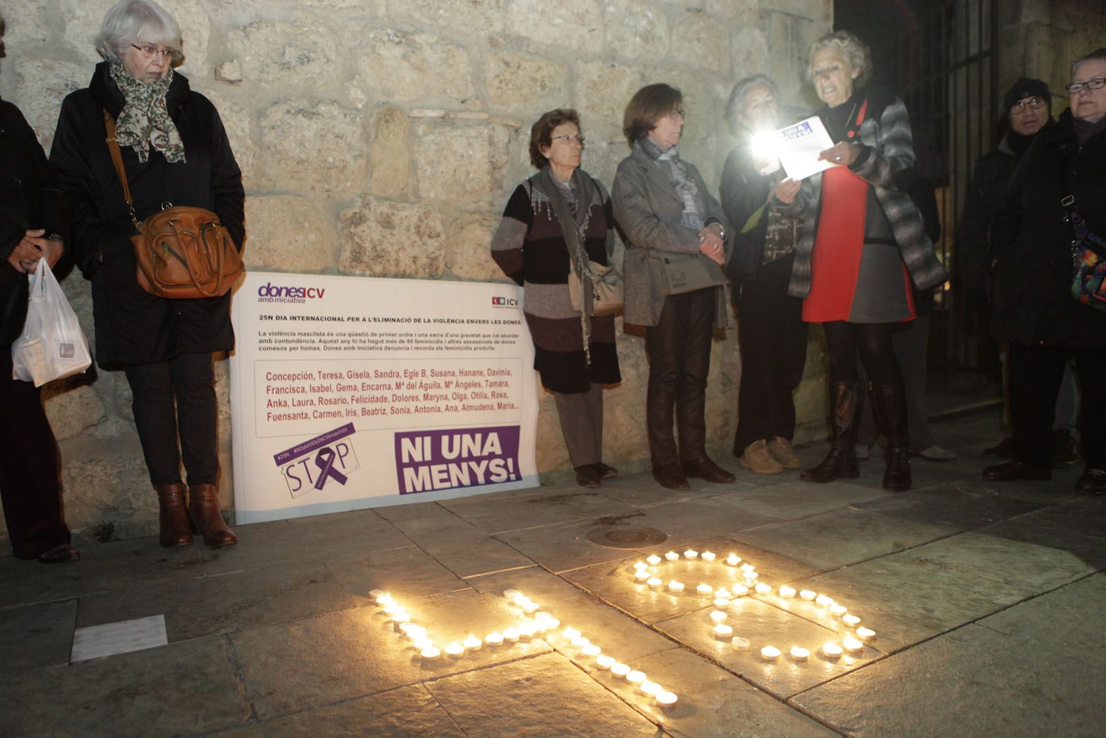 A la concentració s'ha llegit un manifest i s'ha recordat amb espelmes les 48 dones mortes a l'Estat. FOTO: Artur Ribera