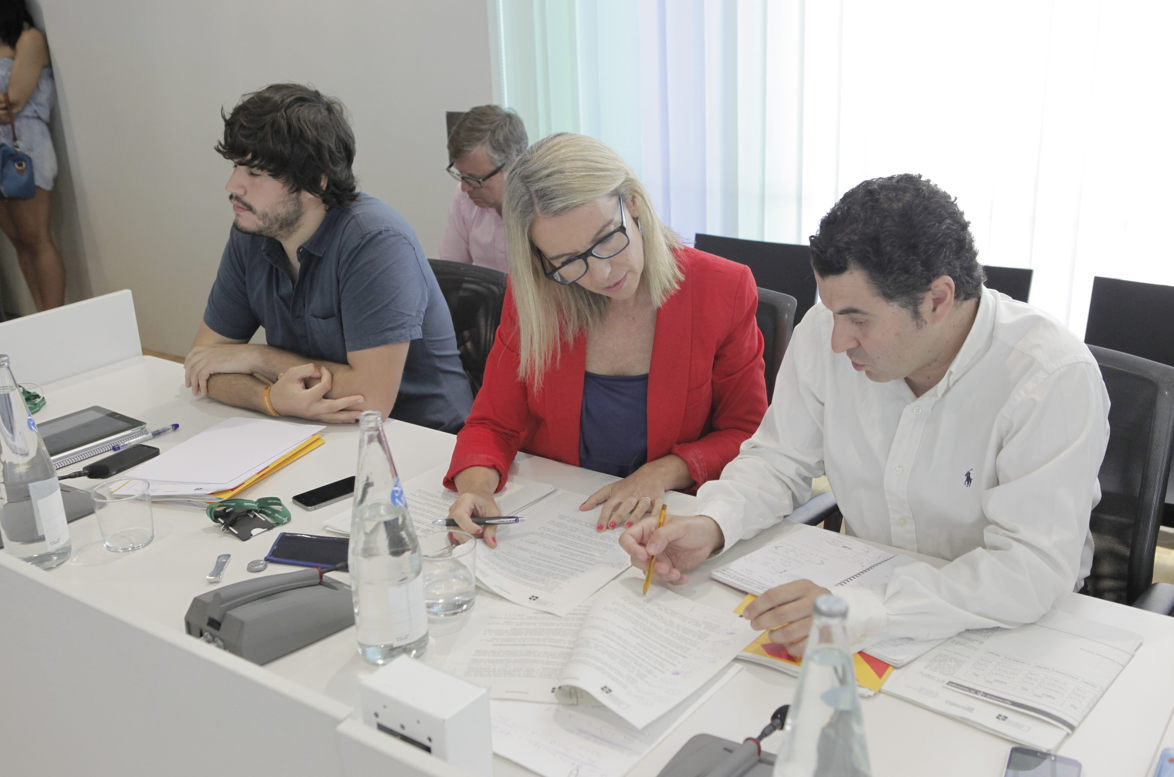 Els tres regidors del grup d'ERC-MES, Èric Gòmez, Mireia Ingla i Ferran Villaseñor. FOTO: Artur Ribera