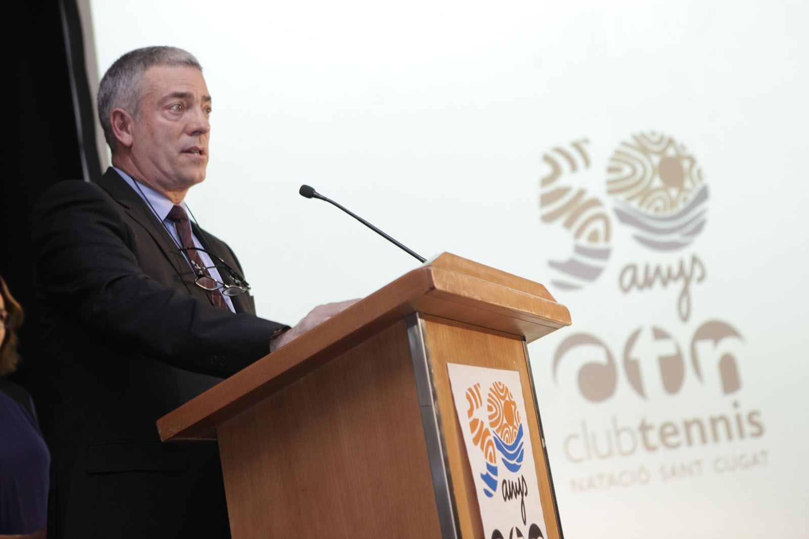 Toni Lloret, president del Club Tennis Natació Sant Cugat, detallant el programa d'actes del 50è aniversari. FOTO: Artur Ribera