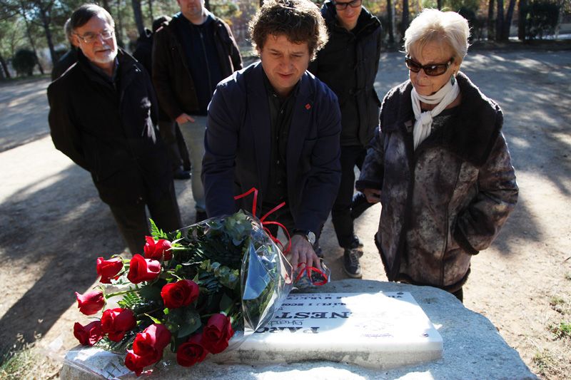 L'ofrena floral s'ha fet sobre la placa que recorda a Ernest Lluch. FOTO: Lali Puig