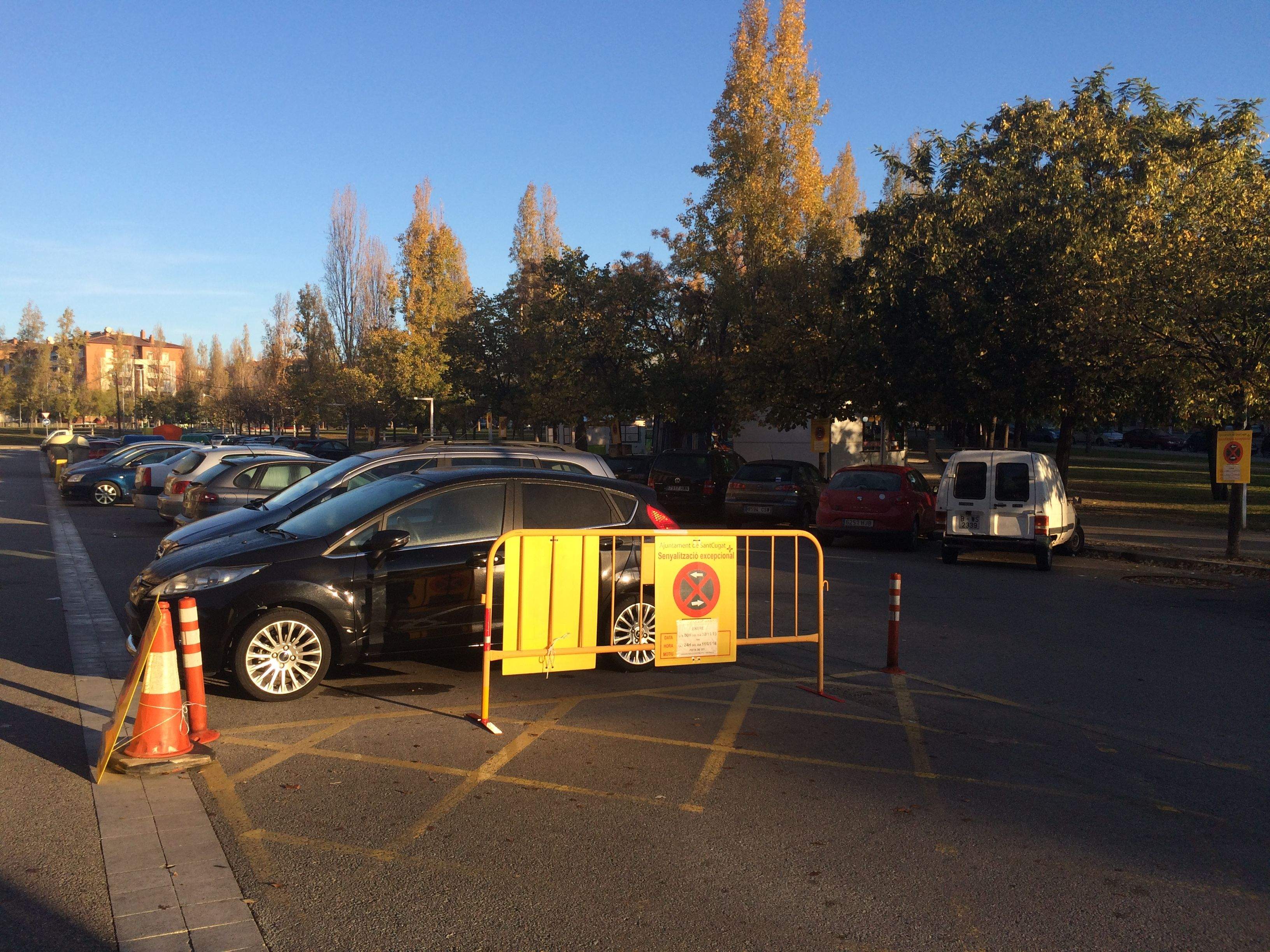 L'aparcament de Josefina Mascareñas acull molts vehicles diaris. FOTO: Mireia Puente