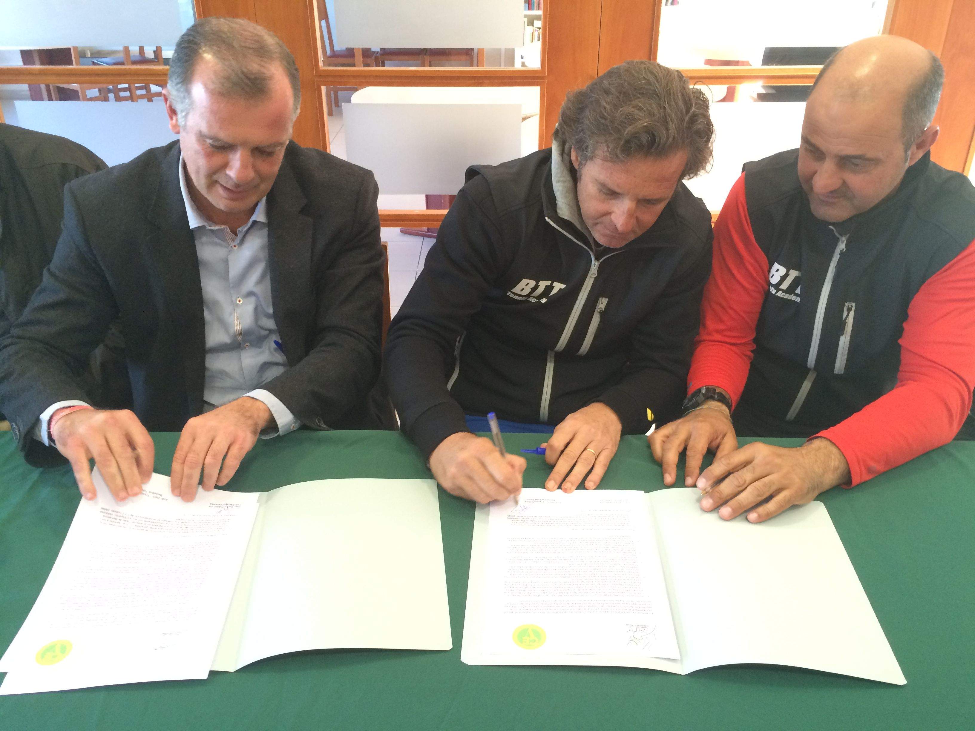 Joan Carles Pradell, Francis Roig i Jordi Vilaró signant el nou contracte. FOTO: À. L. P.