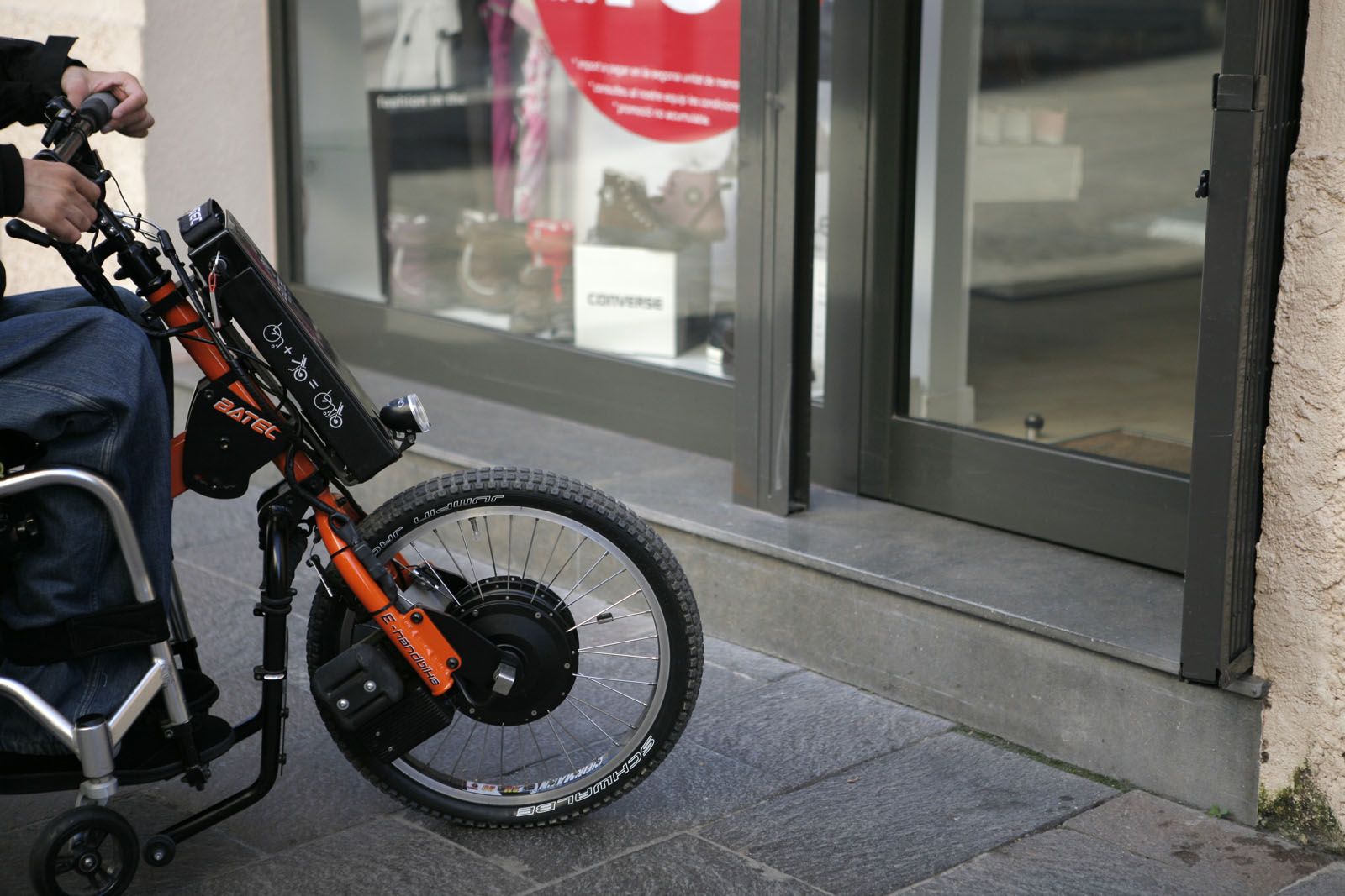 Barrera arquitectònica en l'accés a un local. FOTO: Arxiu / Artur Ribera