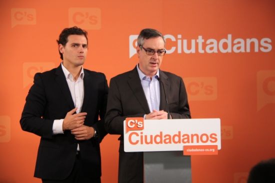 El santcugatenc José Manuel Villegas, a la dreta d'Albert Rivera. FOTO: ACN