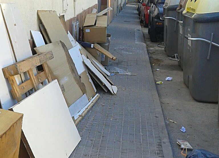 La vorera plena de trastos. FOTO: Cedida