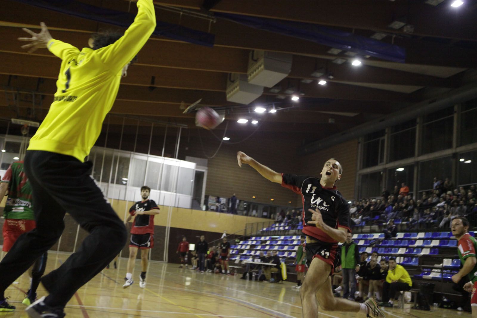 El porter visitant, Alejandro Sánchez, en un acció del partit davant Oliver Bonaccini. FOTO: Artur Ribera