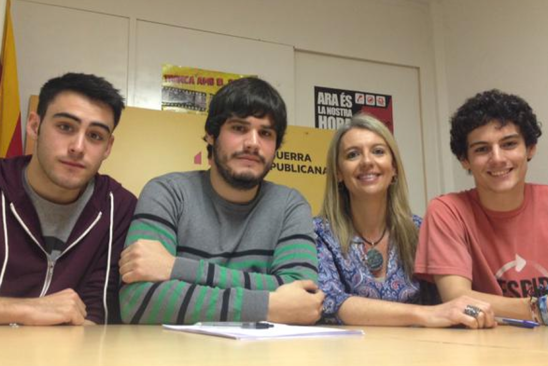  Al centre de la imatge, Gómez, acompanyat per la presidenta d'ERC, Mireia Ingla, i Cahís. FOTO: Mariona Sagalés 