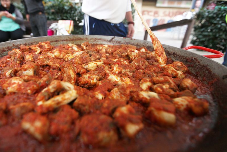 La tradicional paella de la Penya Madridista al seu Local social. FOTOS: Lali Puig