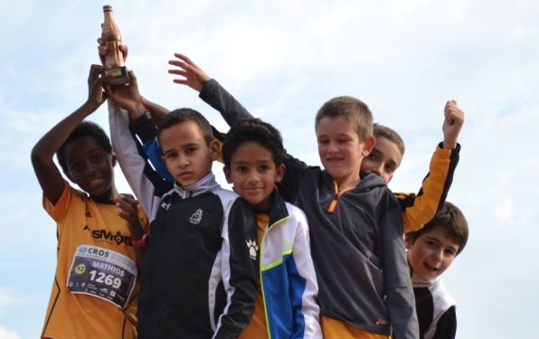 Alguns dels atletes alevins del Club Muntanyenc Sant Cugat, amb el trofeu de campions. FOTO: Cedida