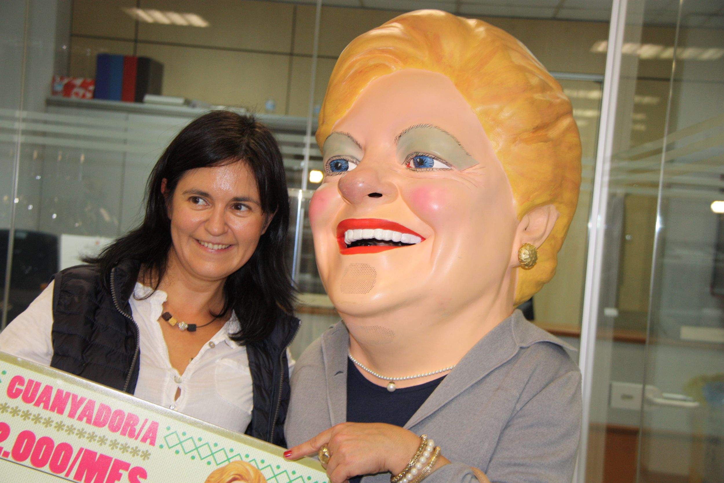 La guanyadora amb el Capgros de la Grossa. FOTO: ACN 