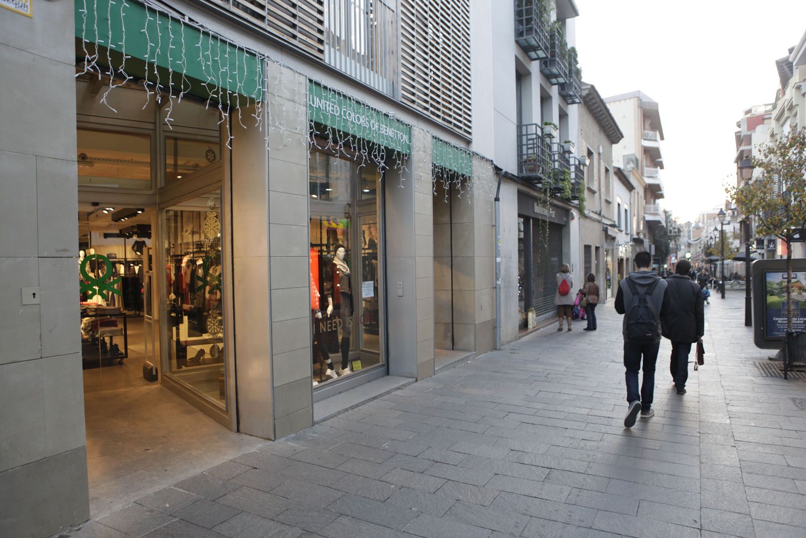 Les botigues de moda i franquícies són majoria als carrers de Santa Maria i de Santiago Rusiñol. FOTO: Artur Ribera