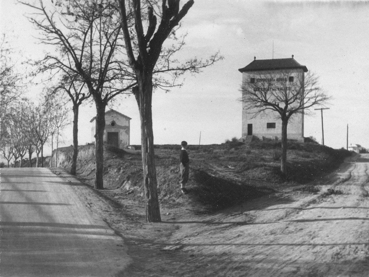 L’ermita de Sant Domènec i la torre de l’aigua. Autor desconegut. Fons Jordi Muñoz­Castanyer  Dinarès, AHSCV.