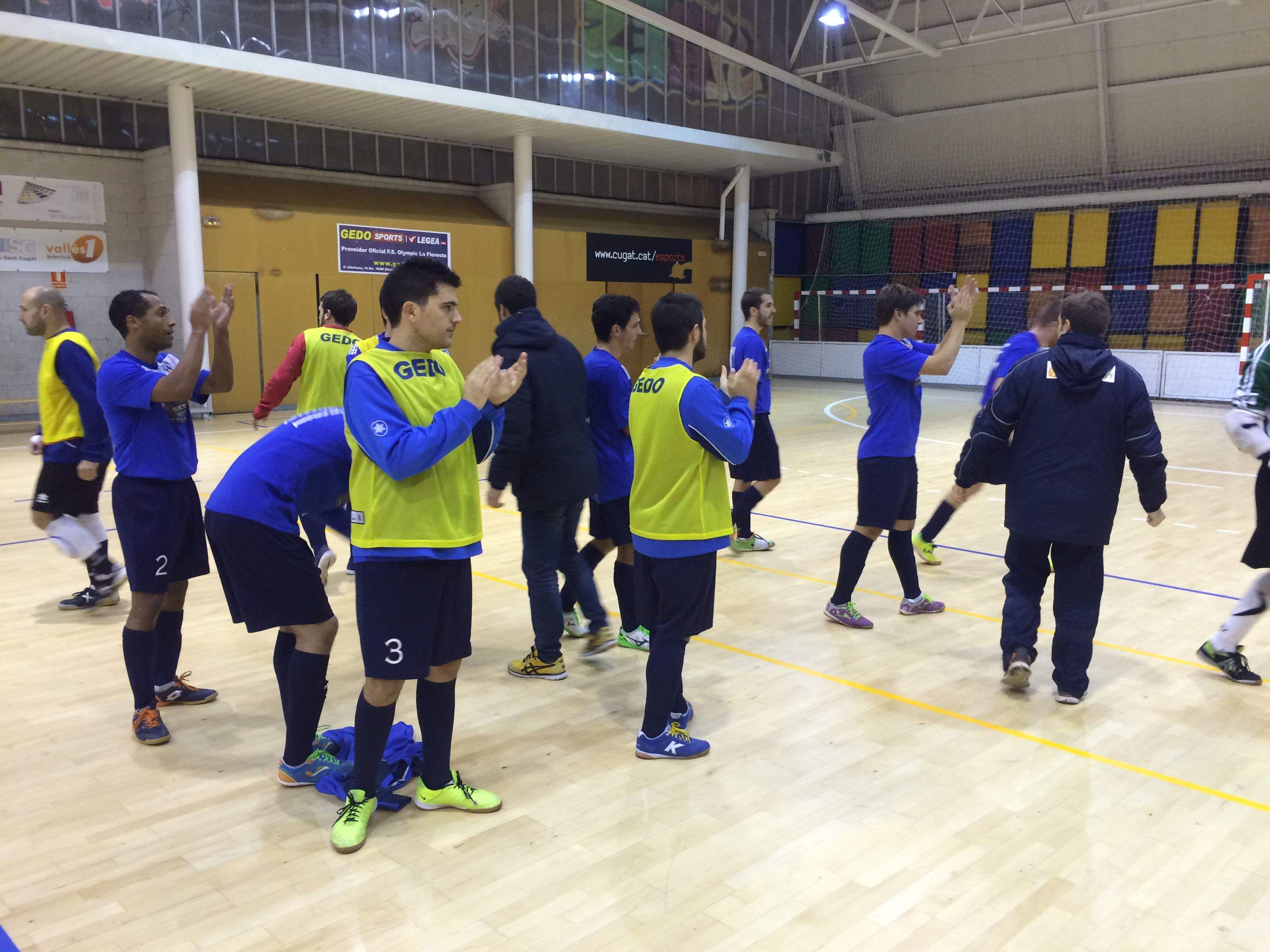 Els jugadors de l'Olimpyc celebren la victòria davant el Catgas Santa Coloma B. FOTO: À. L. P.