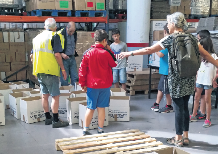 Alguns alumnes visiten la seu del Banc dels Aliments. FOTO: Cedida 