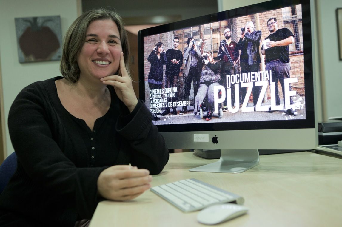 Marta Canas amb el cartell del documental. FOTO: Artur Ribera