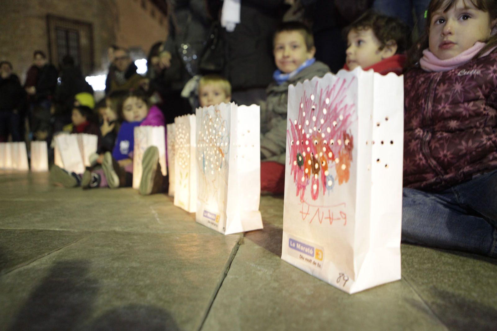 Centenars de fanalets per La Marató. FOTO: Artur Ribera