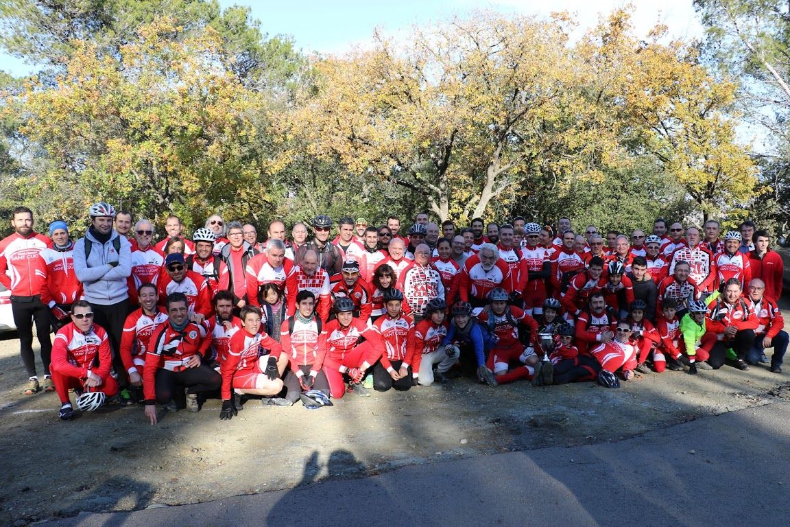 Els socis de la Unicó Ciclista Sant Cugat han fet una foto de grup després de l'esmorzar. FOTO: Horacio Barrios Pérez / UCSC