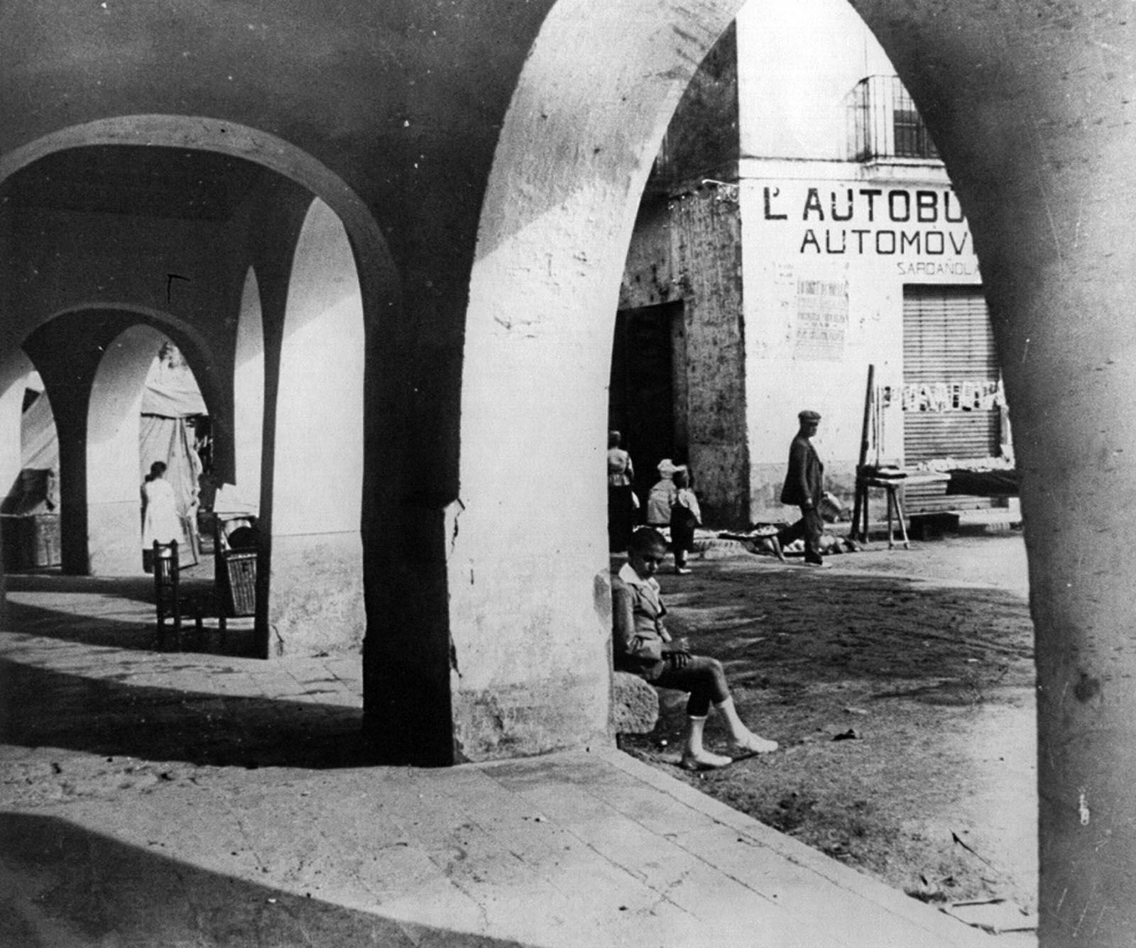 Les voltes de la plaça de Sant Pere (1920) FOTO: Arxiu