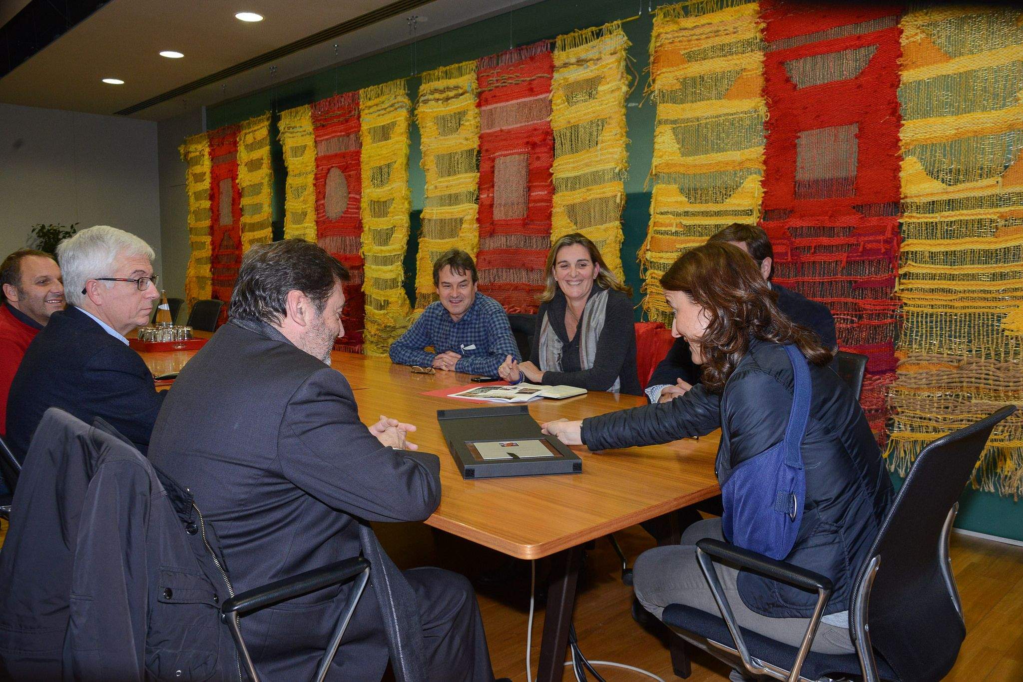 Mercè Conesa lliurant la placa de reconeixement a Joan Salabert. FOTO: Localpres
