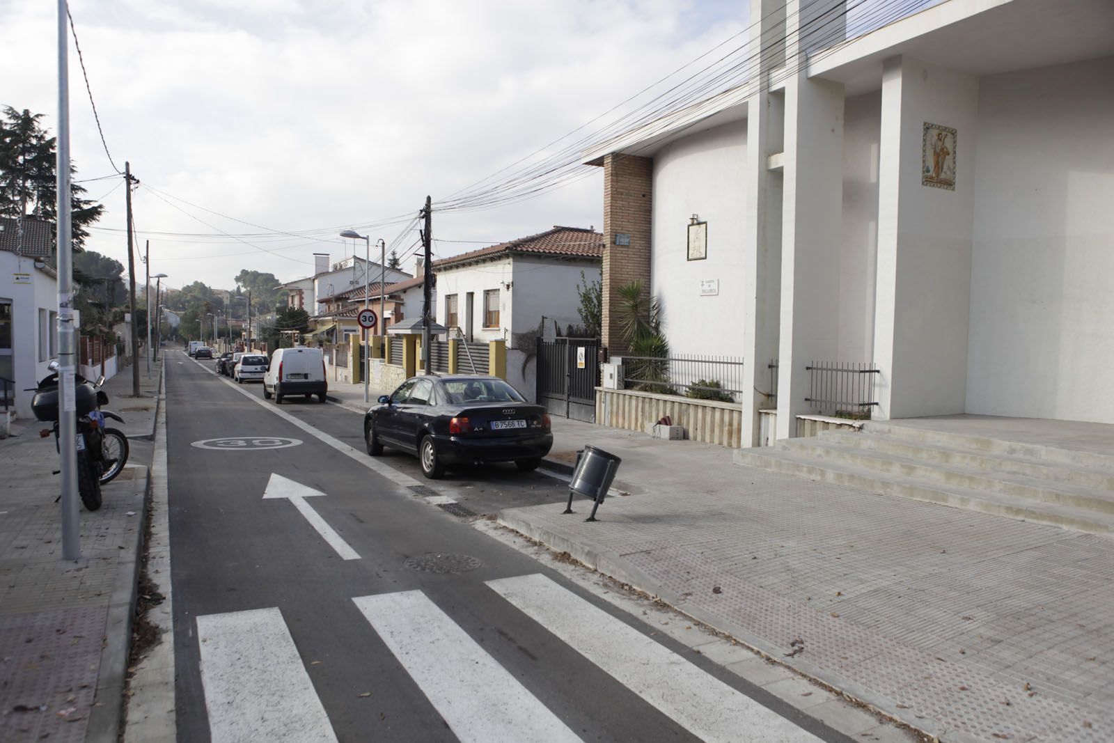 El carrer on just hi ha la capella de Sant Joan, ja està urbanitzat. FOTO: Artur Ribera