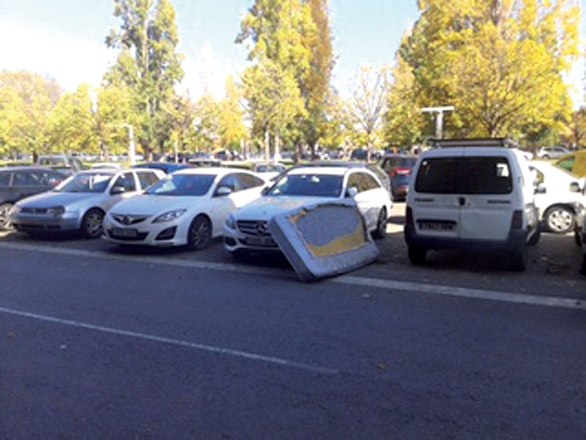 El matalàs aparcat. FOTO: Carlos Gavaldá