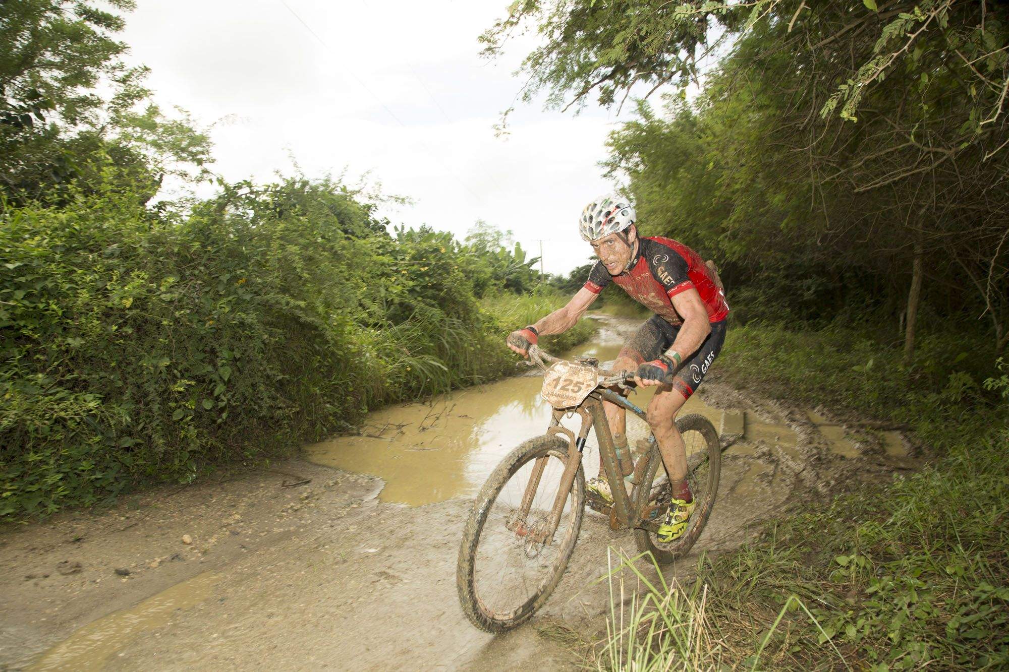 Javier Salamero, en una de les cinc etapes de la prova. FOTO: Titan Tropic by Gaes / Cristian Casal