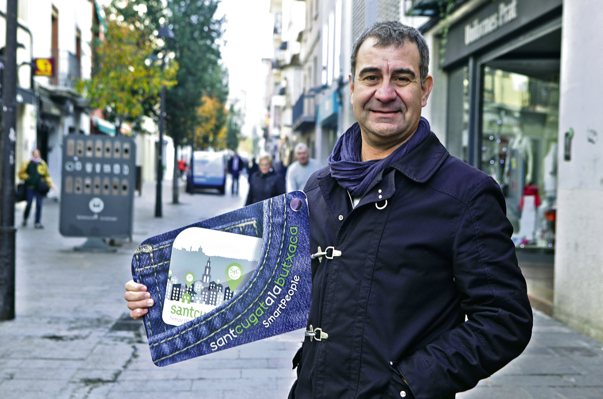Jesús Carballo en el carrer Santiago Rusiñol. FOTO: Artur Ribera