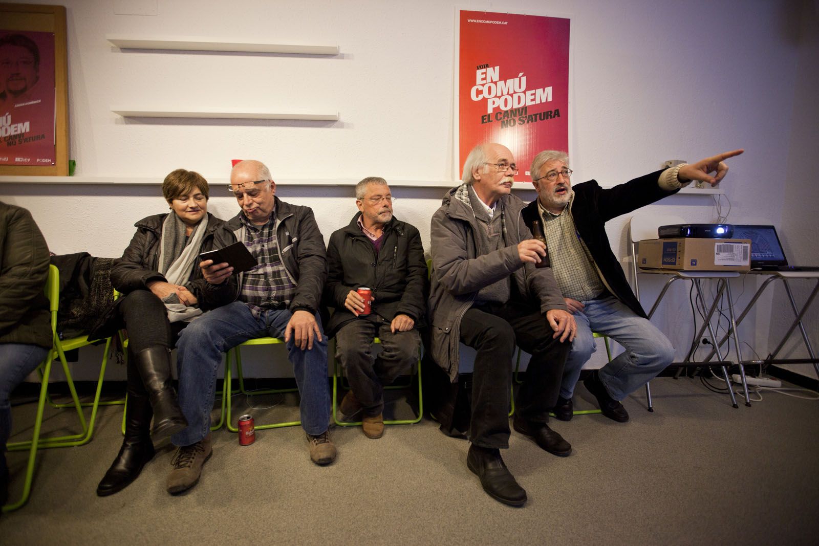 Els votants d'En Comú Podem, reunits a la seu d'ICV-EUiA. FOTO: Lali Puig