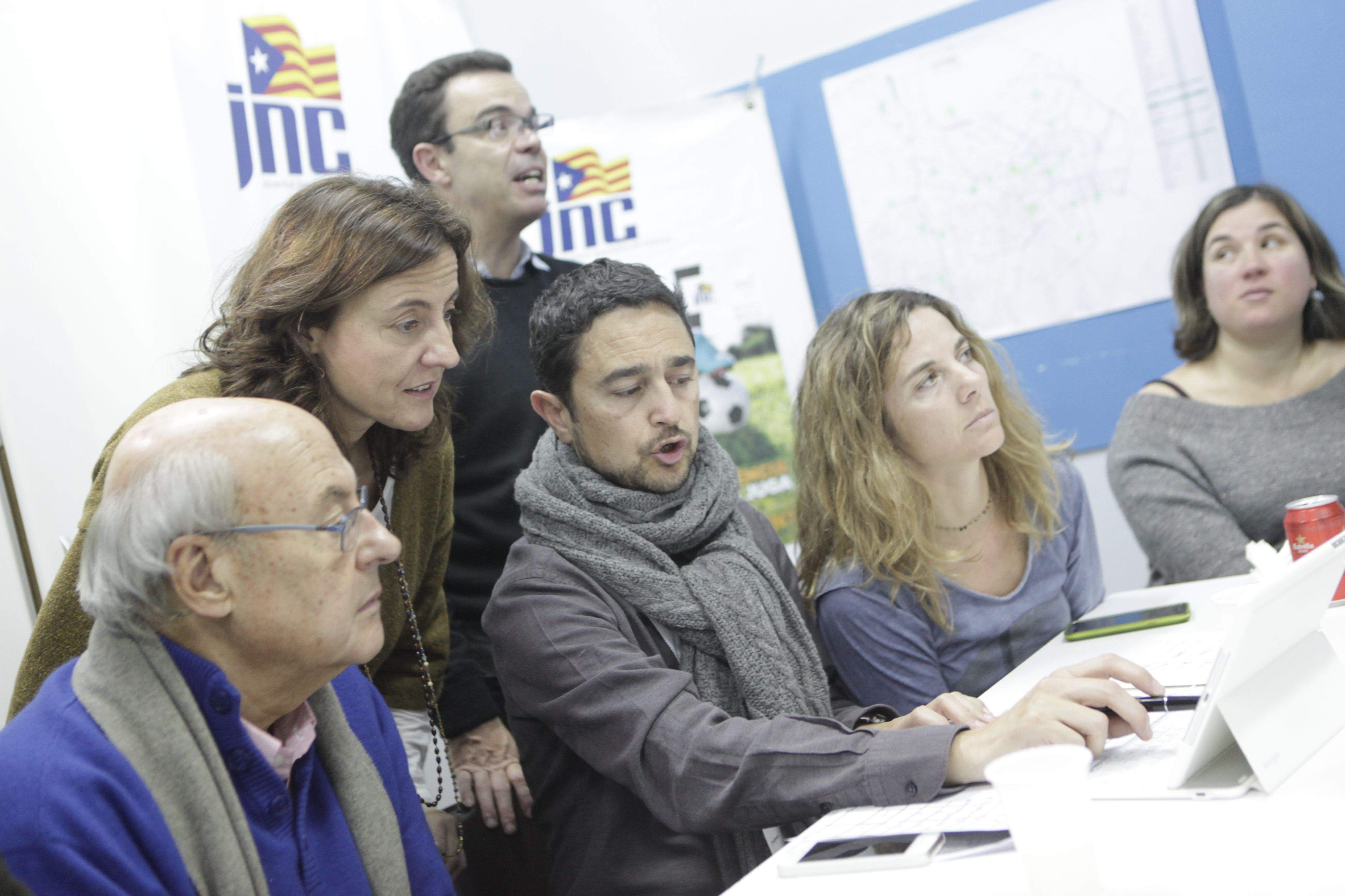 A l'esquerra, Conesa a la seu. FOTO: Artur Ribera 