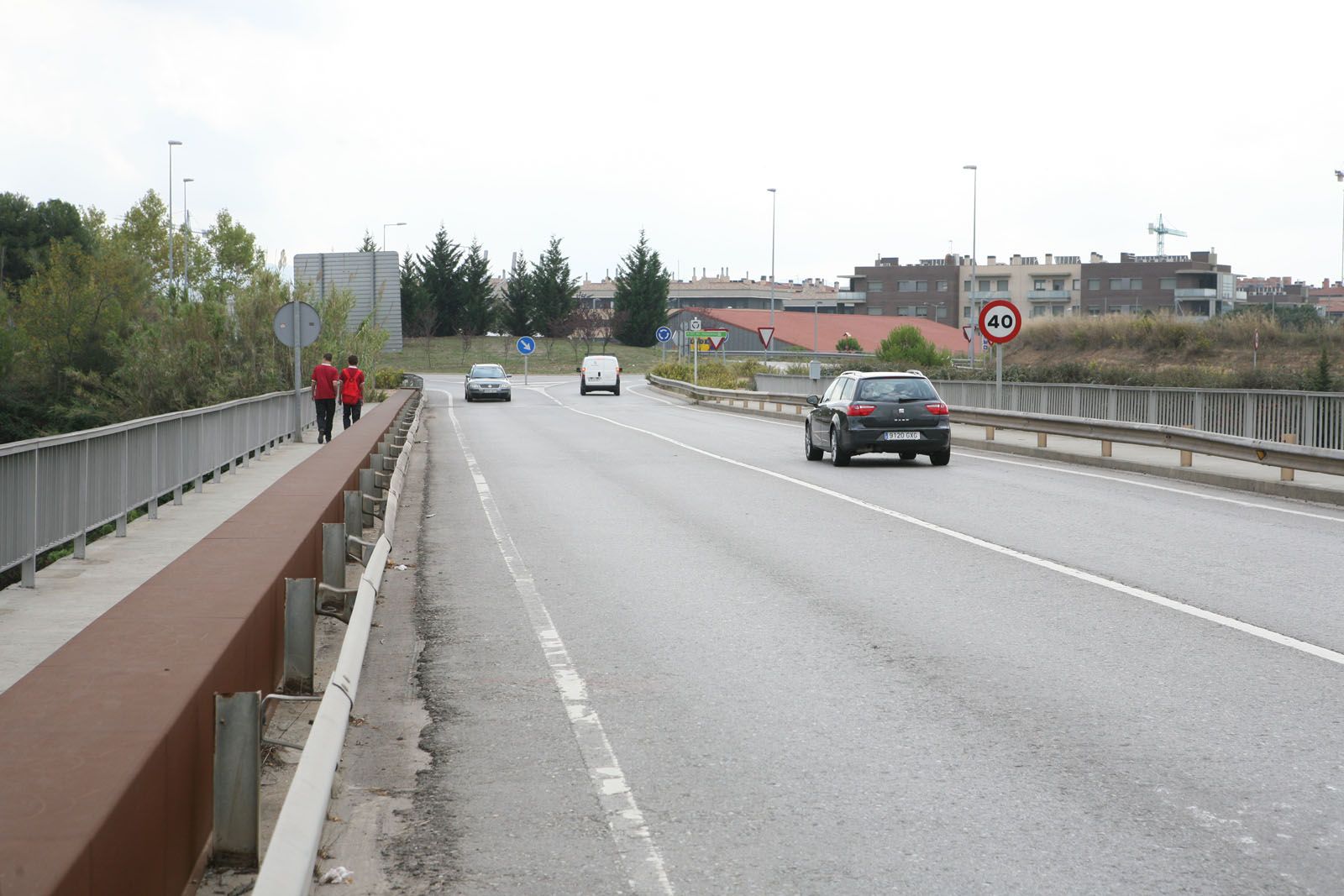 El pont d'enllaç sobre l'AP7 que uneix l'avinguda de la Clota i Can Sant Joan. FOTO: Artur Ribera 