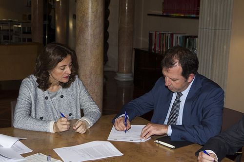 Mercè Conesa, com a presidenta de la Diputació, i Carles Brugarolas, com a tinent d'alcalde d'Economia de Sant Cugat, signant el crèdit. FOTO: Diputació de Barcelona