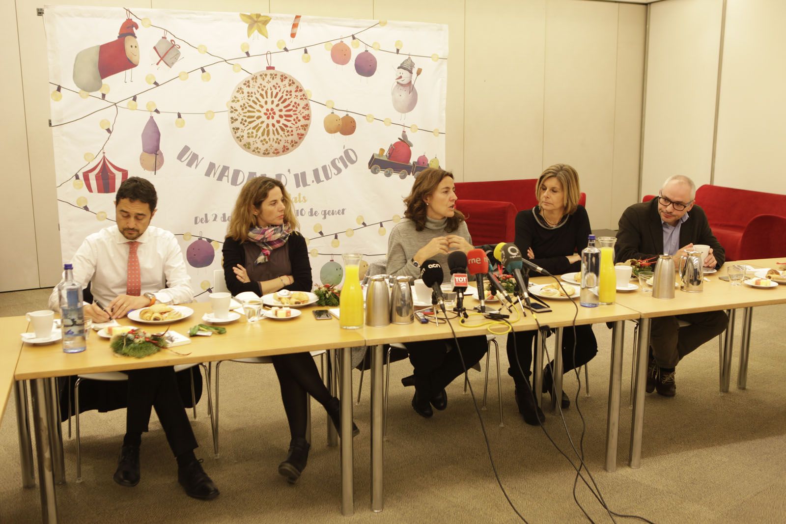 Cristina Paraira, Damià Calvet, Mercè Conesa, Carmela Fortuny i Ramon Luque, a l'acte. FOTO: Artur Ribera