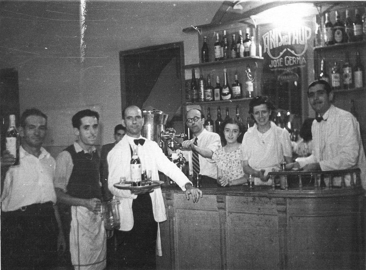 El personal del bar de la Unió Santcugatenca a finals dels anys quaranta. Autor desconegut.  Fons Providència Arnau Cañameras, AHSCV.