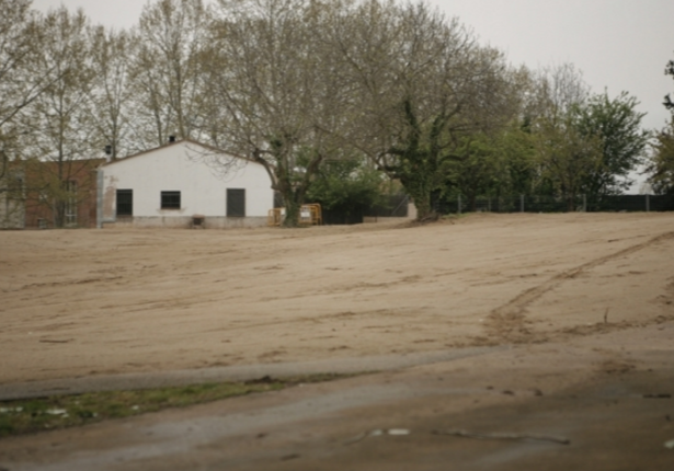 Espai on es construiran les noves pistes de pàdel. FOTO: Artur Rib