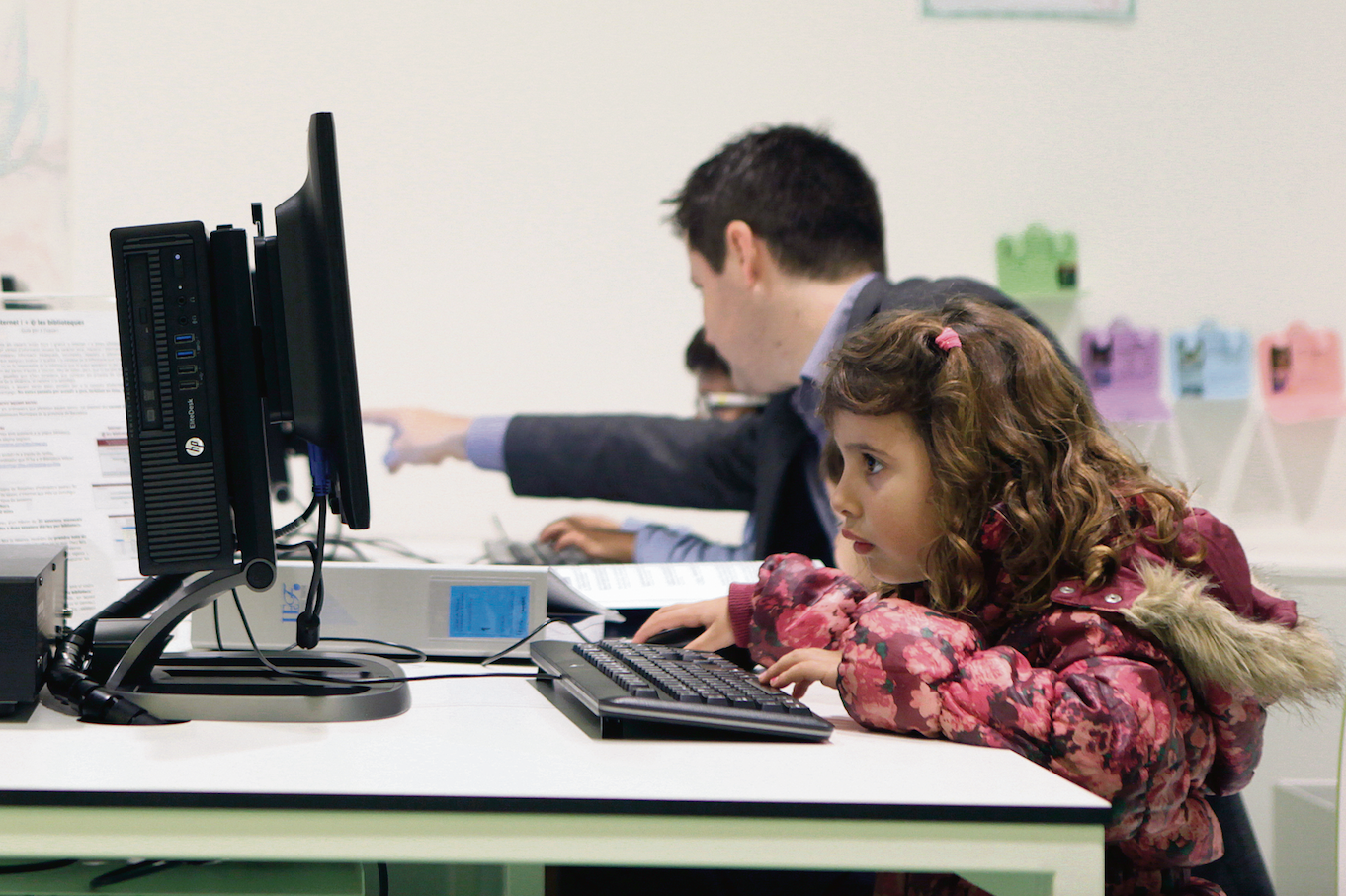 Una nena davant un ordinador a la biblioteca de Volpelleres. FOTO: Artur Ribera