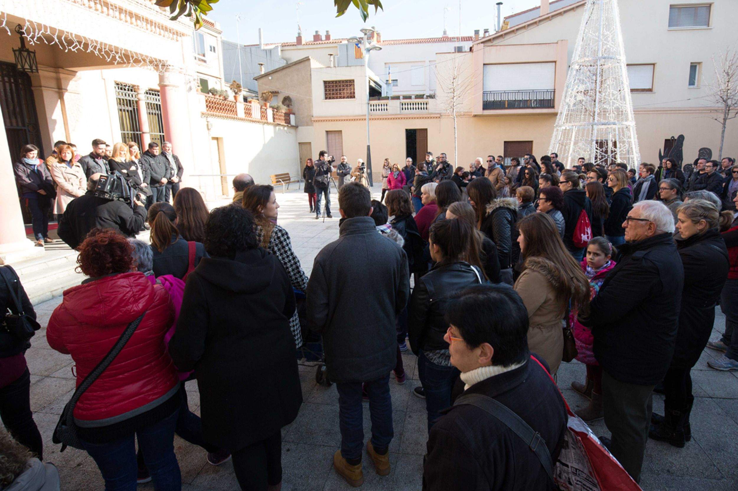 Concentració silenciosa davant l'Ajuntament de Rubí, el 28 de desembre. FOTO: ACN