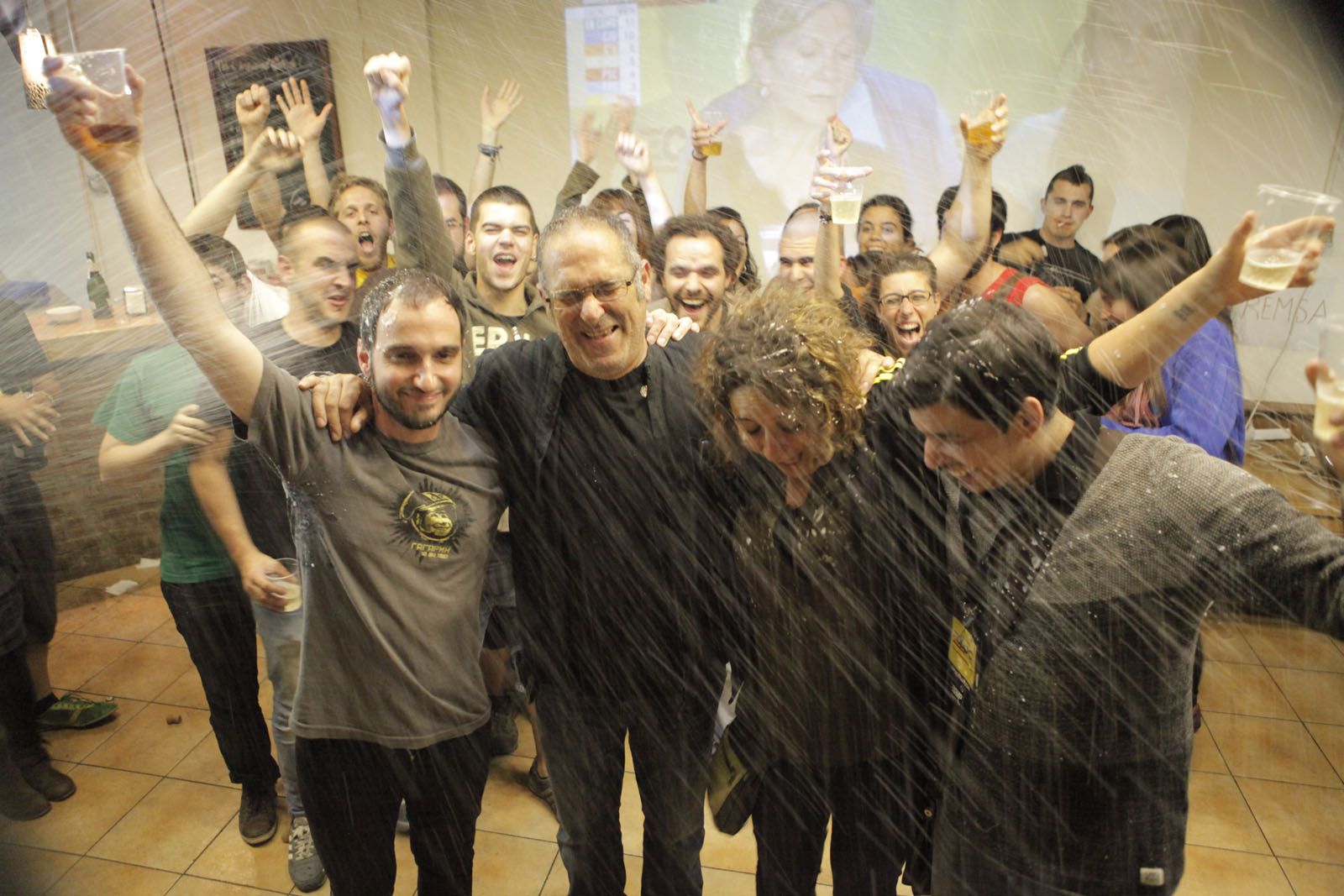 La CUP-PC celebra l'entrada de 4 regidors a l'ajuntament. FOTO: Artur Ribera