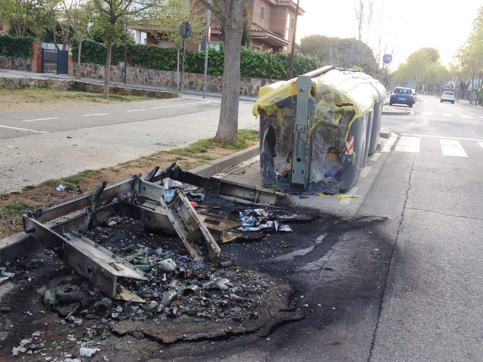 Al camí de Sant Cugat al Papiol cremaven molts contenidors durant el 2015 FOTO: Arxiu / Lali Puig
