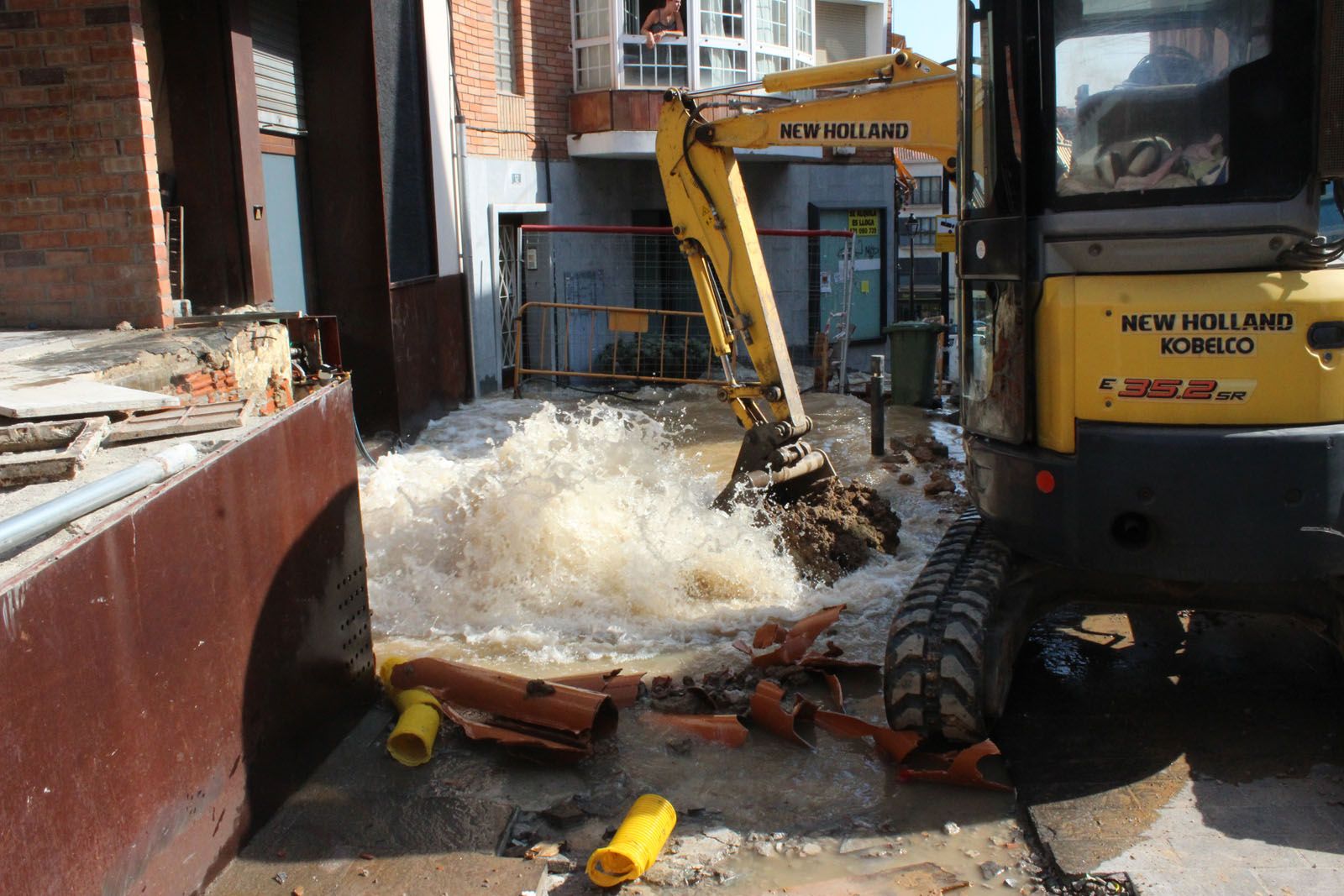 Reventa una canonada en les obres del nou mercat vell. FOTO: Artur Ribera