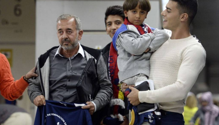 Abdul Mohsen amb dos dels seus fills, a l'arribada a Madrid, al setembre. FOTO: Captura Twitter
