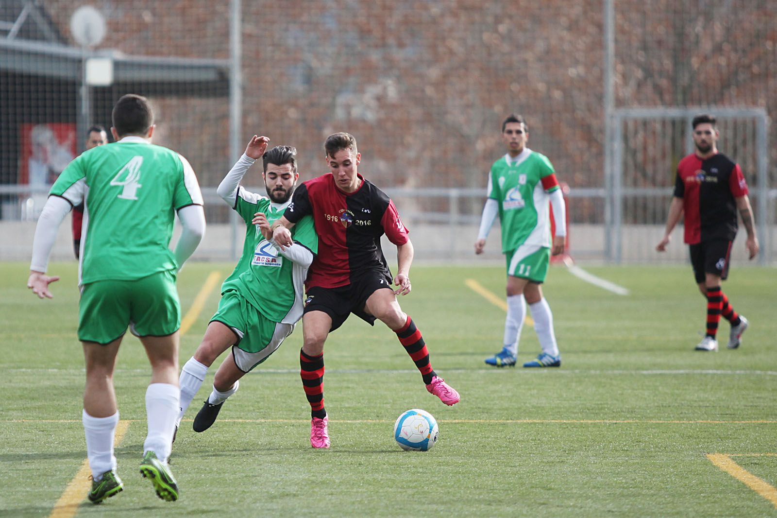 Partit de futbol a favor dels refugiats. Sant Cugat Esport FC-Villaverde a la ZEM Jaume Tubau. FOTOS: Lali Puig