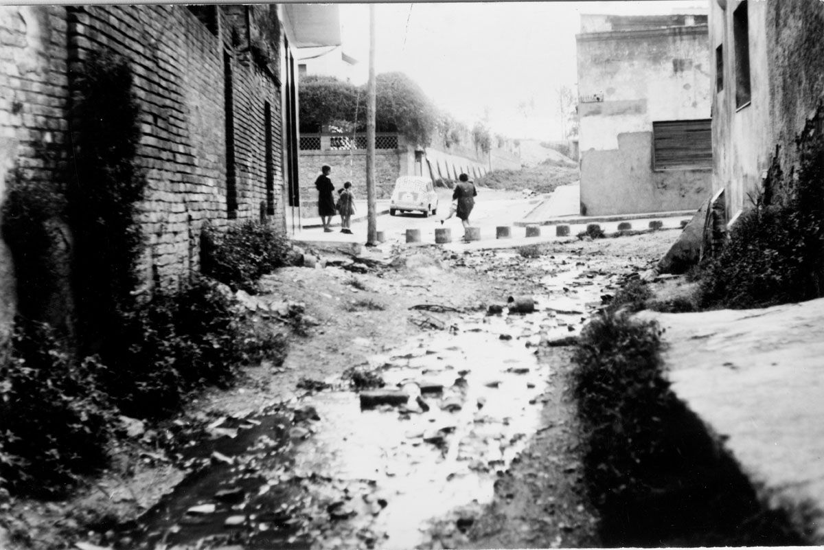 Les passeres servien per creuar el carrer. FOTO: Cedida