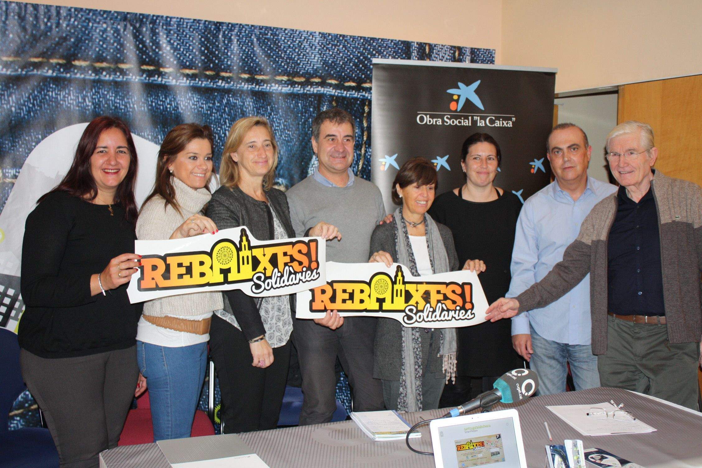 Representants del comerç santcugatenc i de l'Ajuntament de Sant Cugat presentant les Rebaixes Solidàries. FOTO: Localpres