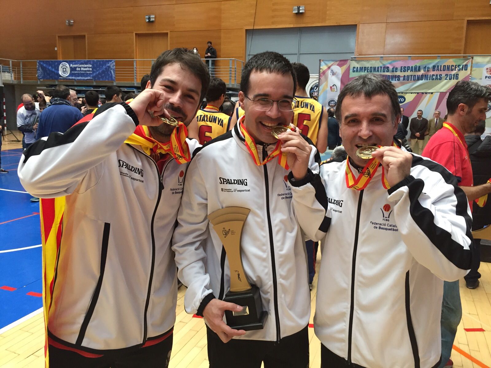 Xavi Coll, a la dreta de la imatge, amb Raimon Reigada (aguanta el trofeu) i Oscar Navarro. FOTO: FCBQ