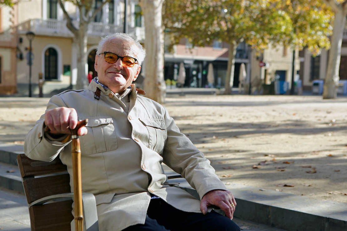 Tomàs Grau a la plaça de Barcelona, que el va veure créixer. FOTO: Artur Ribera 