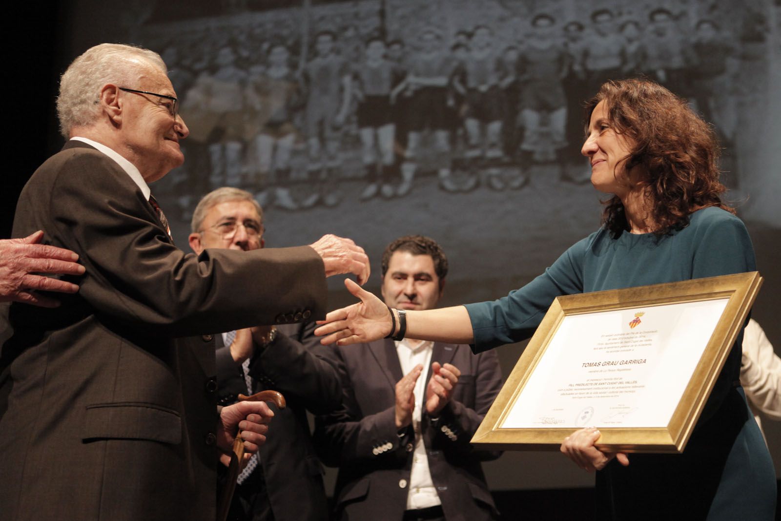 Moment en que Tomàs Grau Garriga rebia el títol de fill predicte de mans de Mercè Conesa. FOTO: Artur Ribera