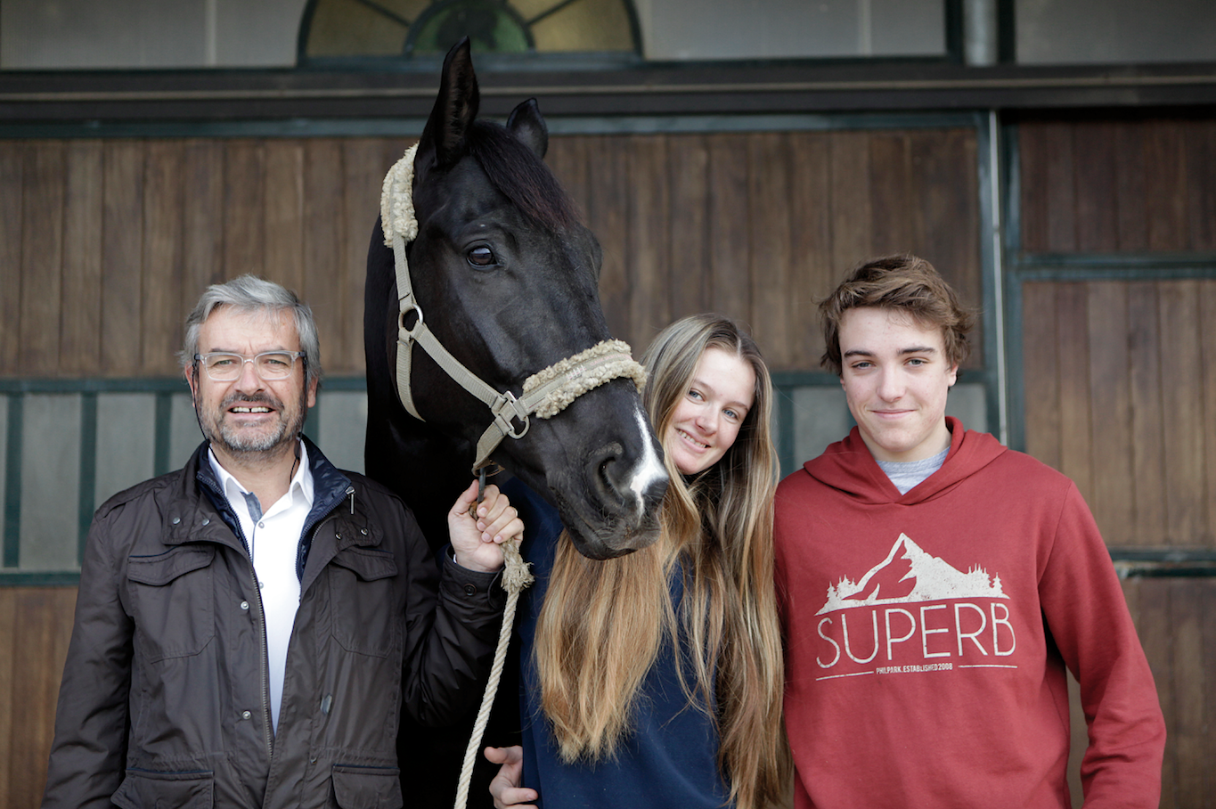 Xercavins, abanderat d'aquest any amb els seus fills, Maria i Pere, cordonistes. FOTO: Artur Ribera