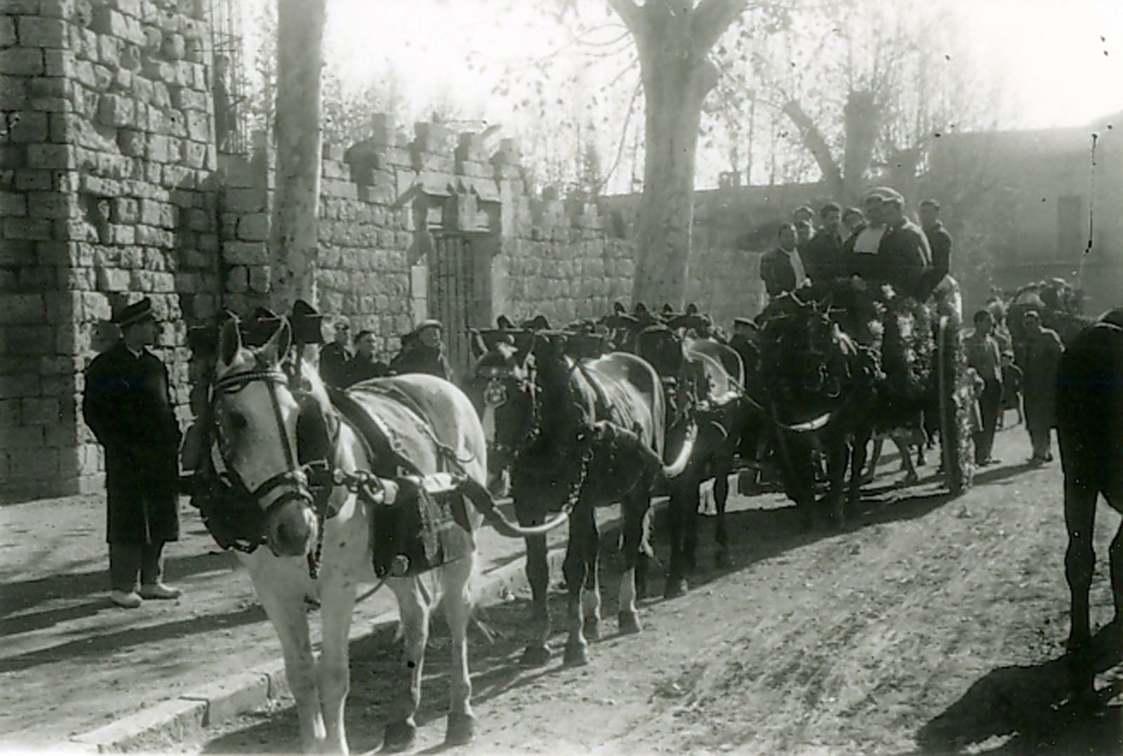Carruatge al costat de la muralla del Monestir (1944). FOTO: Fons Cabanas
