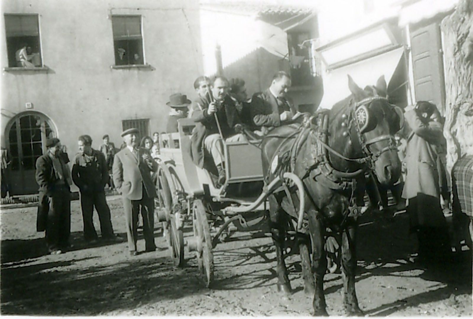 Plaça Sant Pere amb la casa de Vila i Trabal al d'arrera (1944). FOTO: Fons Cabanas